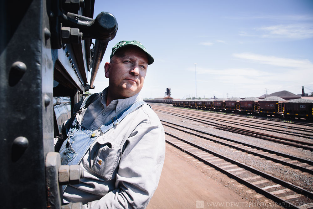 72soo_2719_engineer_looks_back_at_his_train_in_two_harbors_yard