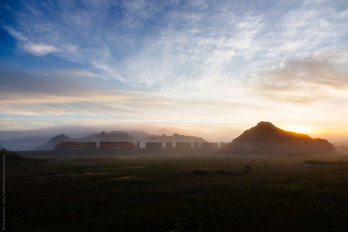 bnsf_5600_sully_springs_nd_sunrise_fog_RC