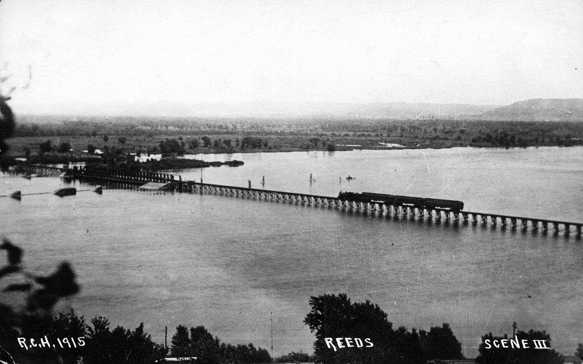 Reeds Landing Steam Train on Pontoon Bridge