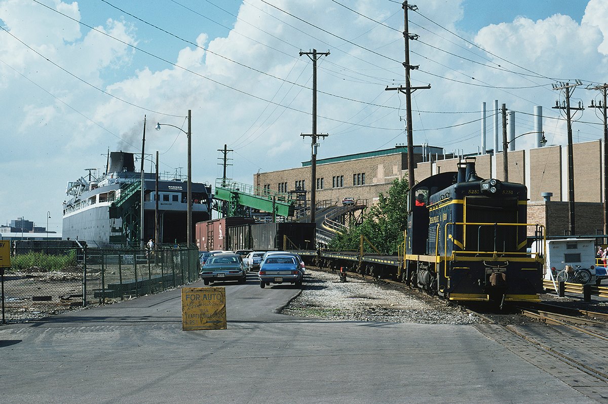 ss badger c and o switcher loading rail cars