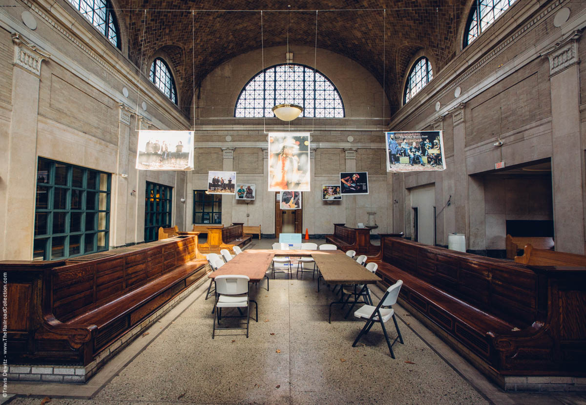 amtrak-passenger-station-music-posters-waiting-room-dirty-johnstown-pa-3400