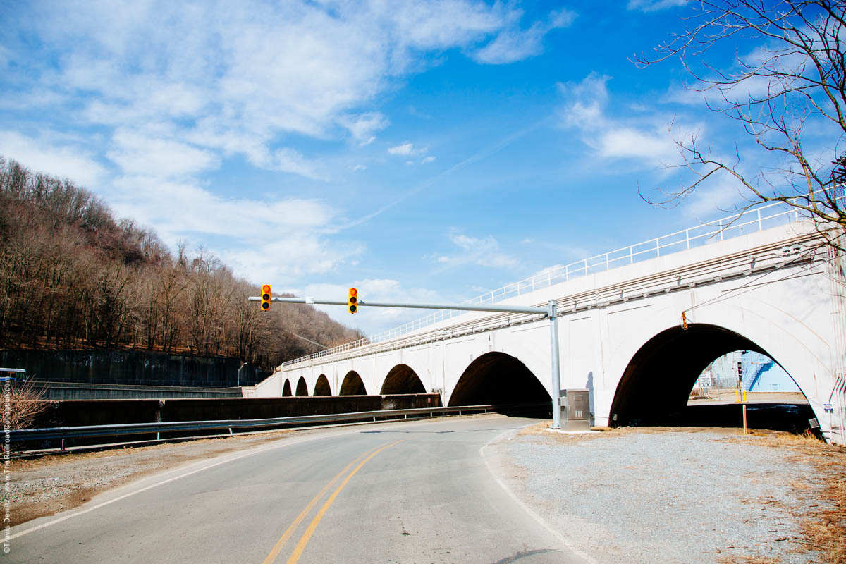 ns-pennsy-arched-stone-bridge-stop-light-johnstown-pa-3427