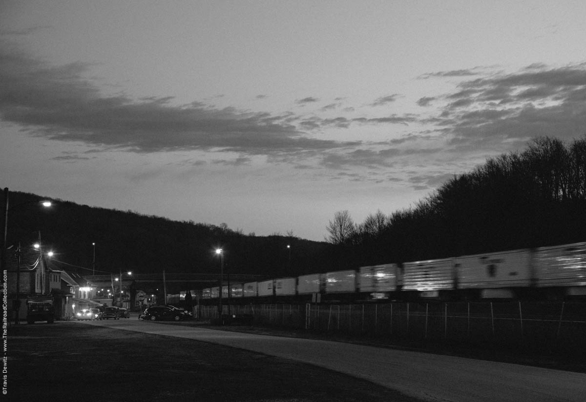 ns-piggy-back-intermodal-night-lilly-pa-3799