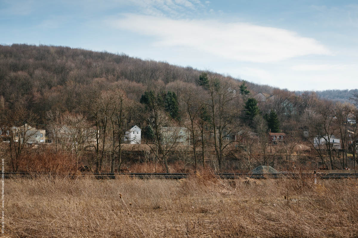 ns-pittsburgh-mainline-homes-on-hillside-franklin-pa